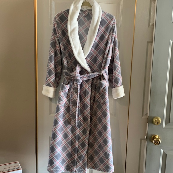 Sonoma Other - NWOT Sonoma pink, grey and white plaid fleece long robe w white collar/cuffs szM